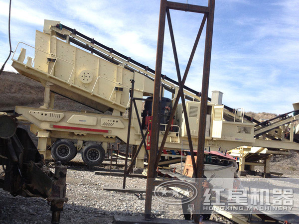 移動圓錐破碎機(jī)工作現(xiàn)場