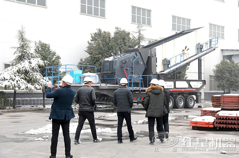 用戶來(lái)廠考察移動(dòng)制砂機(jī) 用戶來(lái)廠考察移動(dòng)制砂機(jī)