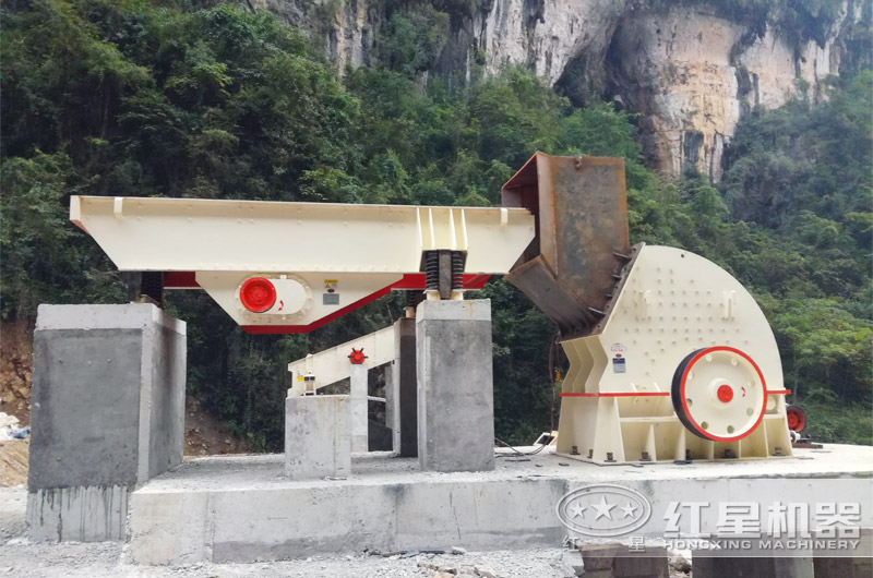 錘式破碎機(jī)現(xiàn)場(chǎng) 錘式破碎機(jī)現(xiàn)場(chǎng)