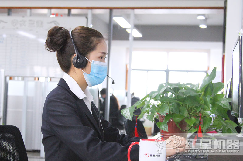 24小時(shí)客服全身心工作，用專(zhuān)注點(diǎn)亮了責(zé)任