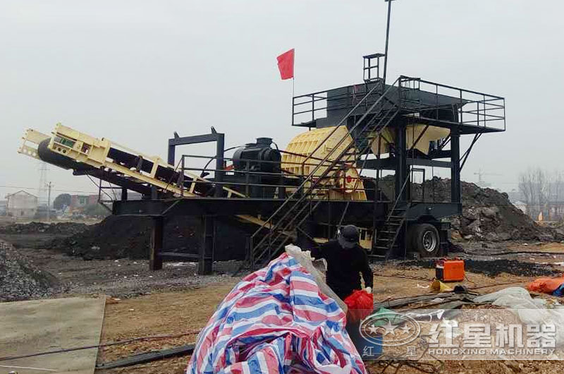 移動重錘式粉煤機生產現(xiàn)場