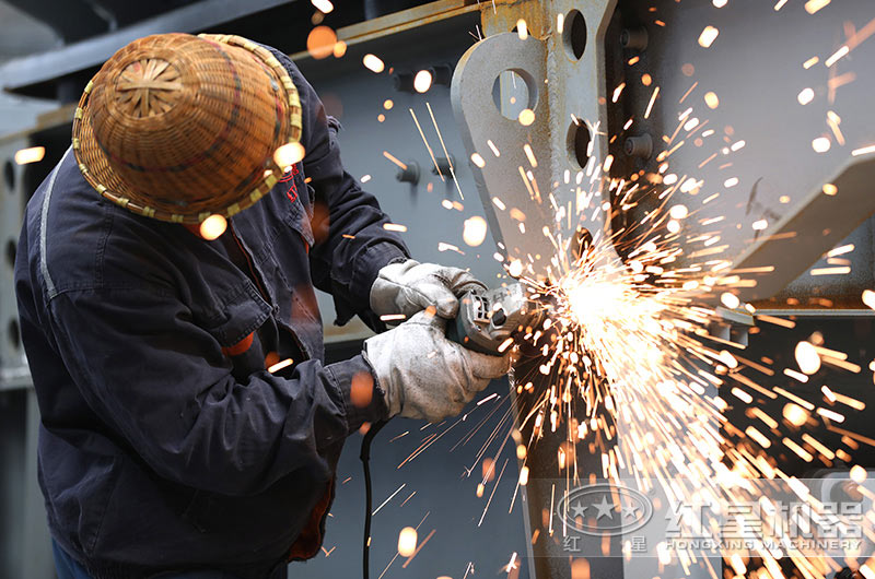 車(chē)間師傅在認(rèn)真進(jìn)行焊接工作中