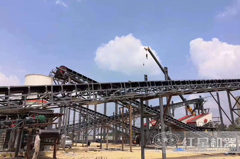 金礦破碎、篩分生產(chǎn)現(xiàn)場