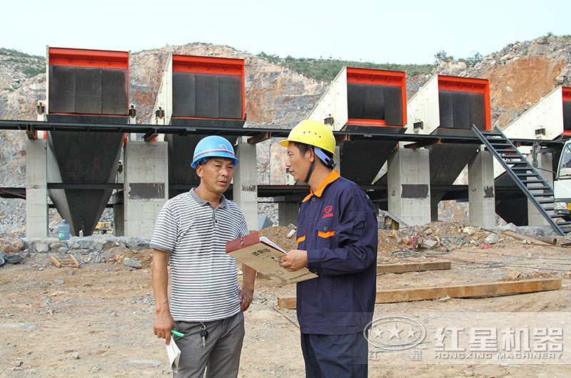 紅星技術(shù)師在生產(chǎn)現(xiàn)場(chǎng)為用戶(hù)指導(dǎo)中