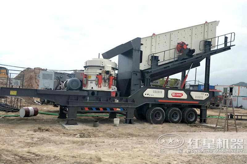 移動(dòng)圓錐破碎機(jī)設(shè)備現(xiàn)場