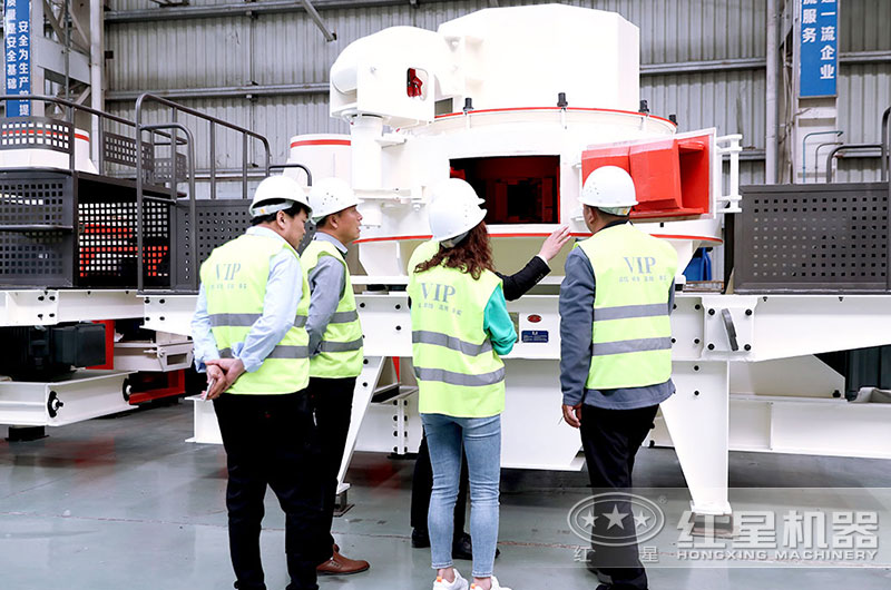 用戶到廠參觀，近距離考察制沙機(jī)設(shè)備