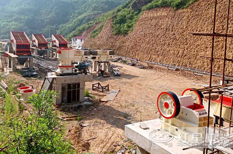 沙廠生產(chǎn)線安裝安裝中，石料粉碎設備有鄂破、圓錐破和制砂機