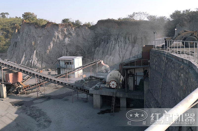 1214重錘破生產(chǎn)現(xiàn)場(chǎng)，破碎煤矸石