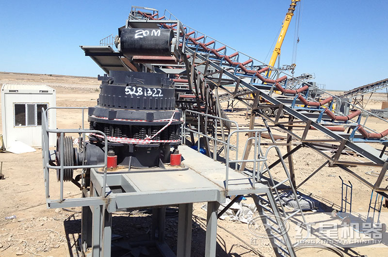 花崗巖破碎生產(chǎn)線一角，圓錐破碎機(jī)