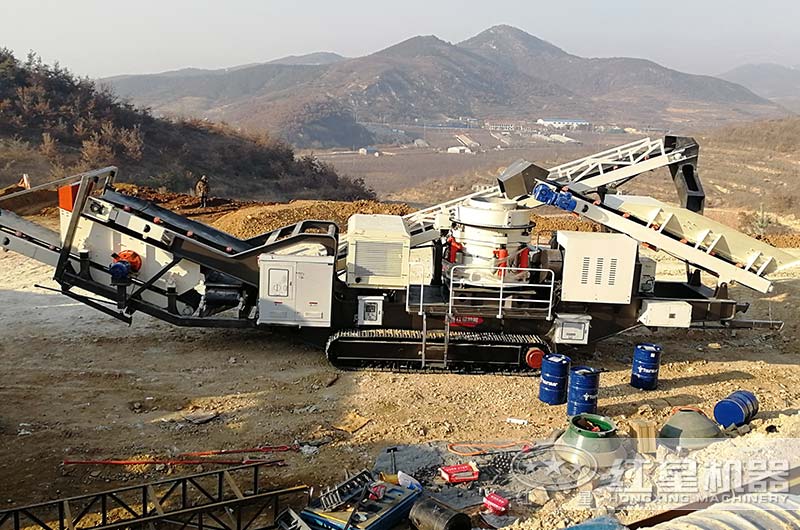 移動(dòng)式圓錐破碎機(jī)現(xiàn)場(chǎng)實(shí)拍，整機(jī)作業(yè)，抵一條生產(chǎn)線