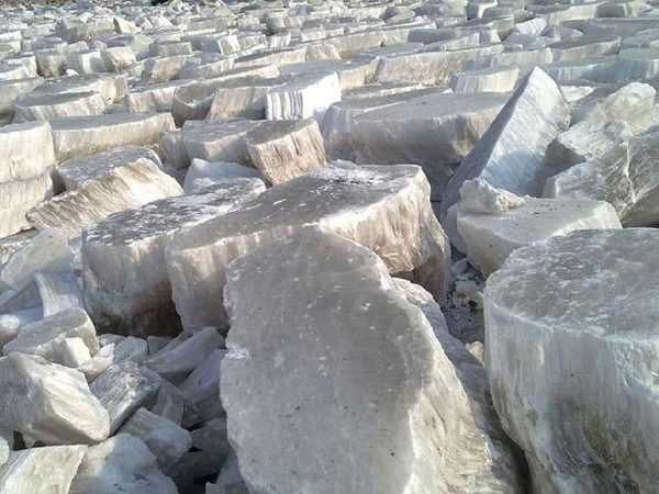 石膏磨成粉有哪些用途？石膏磨粉設(shè)備與工藝流程