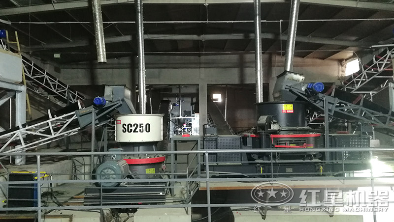 鵝卵石制成沙子用對(duì)輥制沙機(jī)還是沖擊制砂機(jī)，哪個(gè)好用