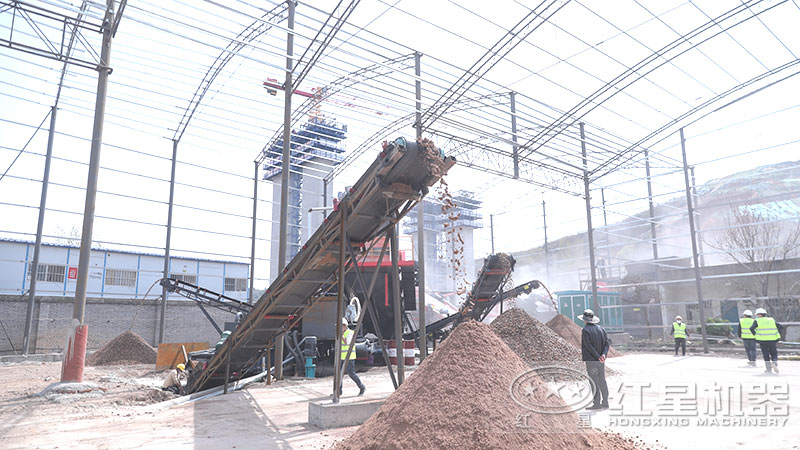移動石子制砂機(jī)拉到現(xiàn)場就地作業(yè)，整機(jī)一體化